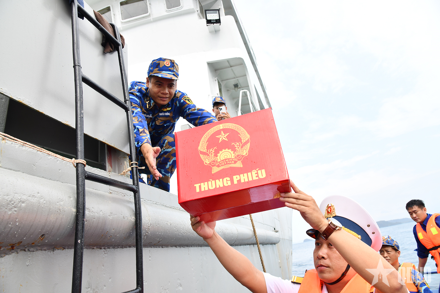 Những lá phiếu đặc biệt trên tàu của Vùng 5 Hải quân